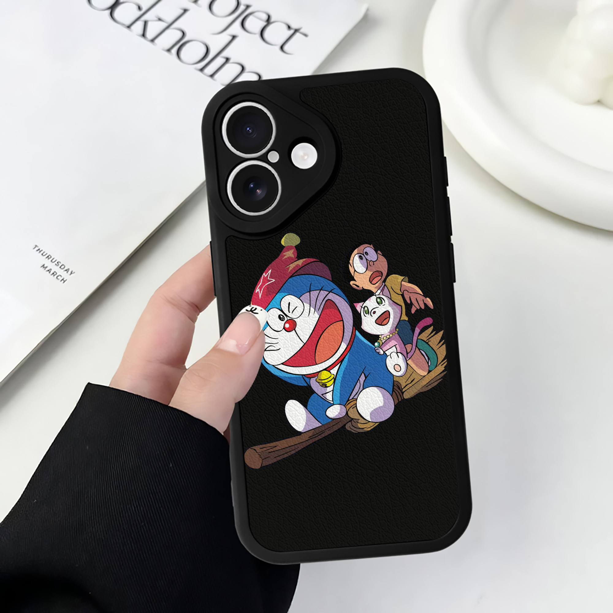 （画像用） ドラえもん Doraemon 【iPhone 16シリーズ対応】シリコンスマホケース（レザー調） 材質：シリコン